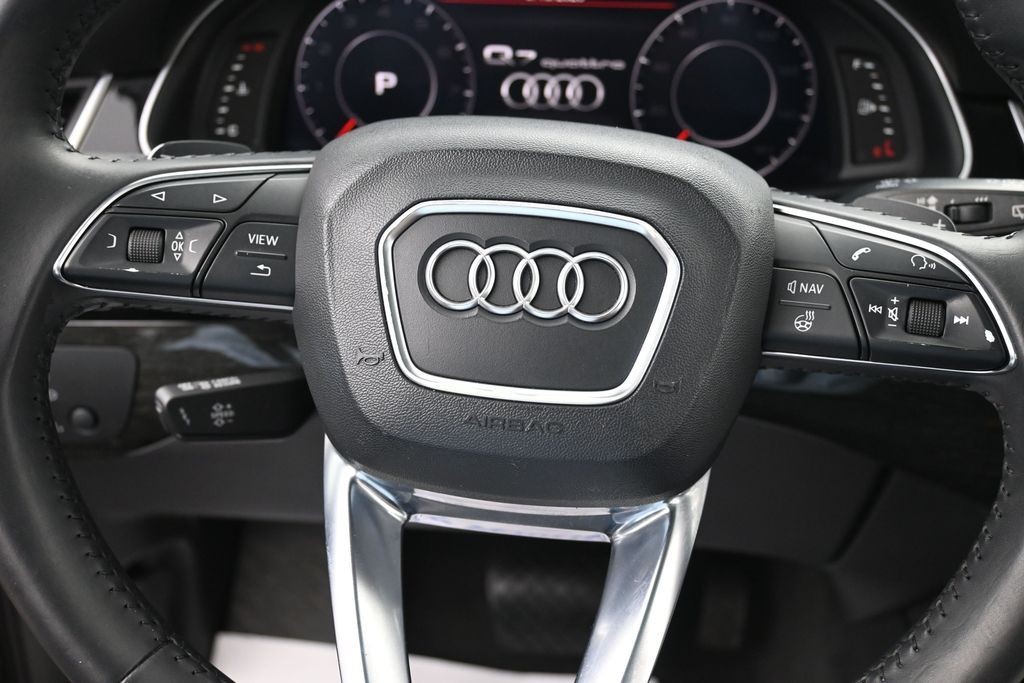 Audi Q7 Vehicle Full-screen Gallery Image 12