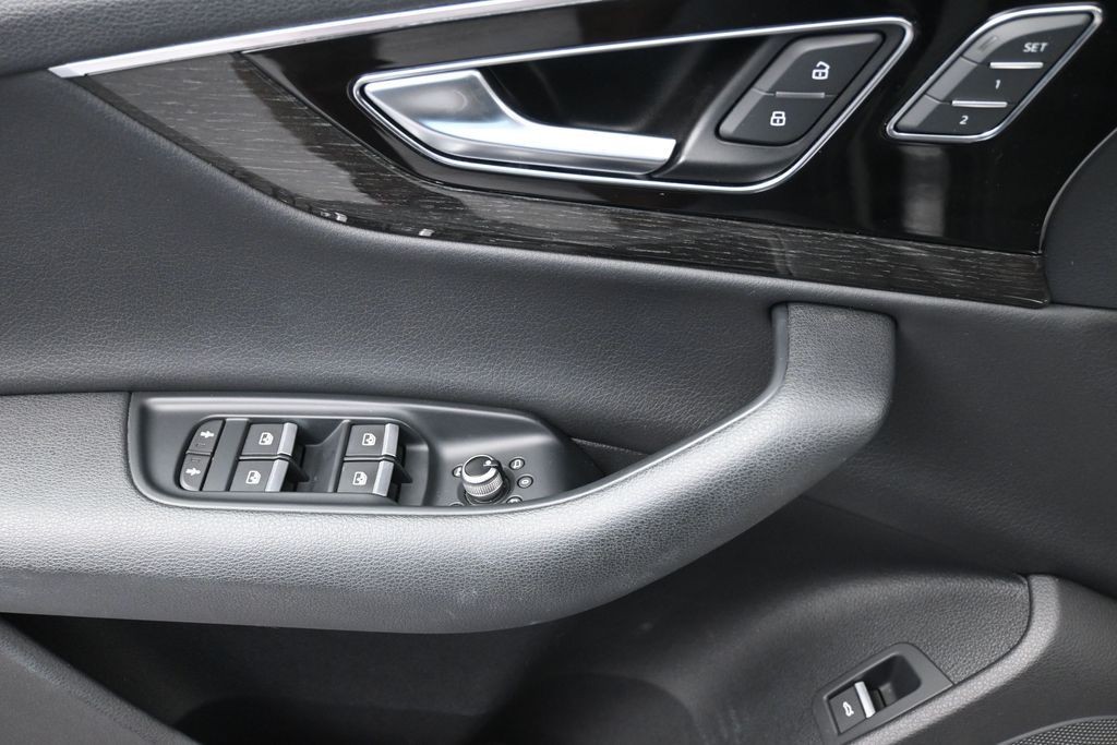 Audi Q7 Vehicle Full-screen Gallery Image 13