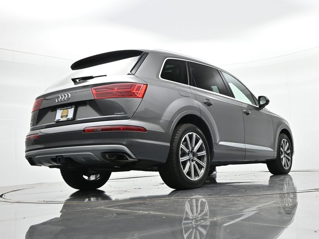 Audi Q7 Vehicle Full-screen Gallery Image 21