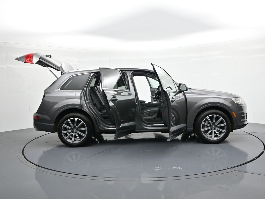 Audi Q7 Vehicle Full-screen Gallery Image 23