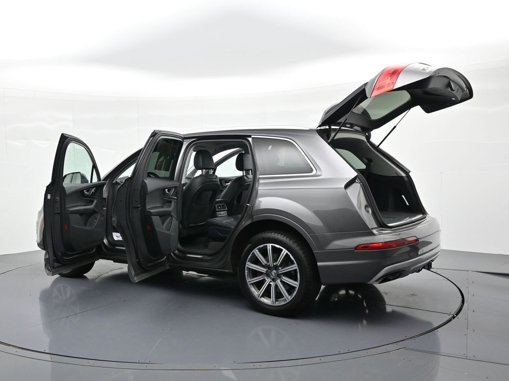 Audi Q7 Vehicle Full-screen Gallery Image 24