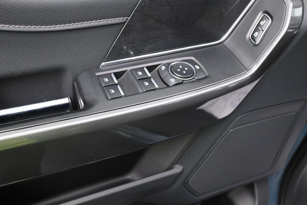 Ford F-150 Vehicle Full-screen Gallery Image 13