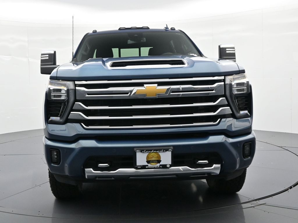 Chevrolet Silverado 3500HD Vehicle Full-screen Gallery Image 3