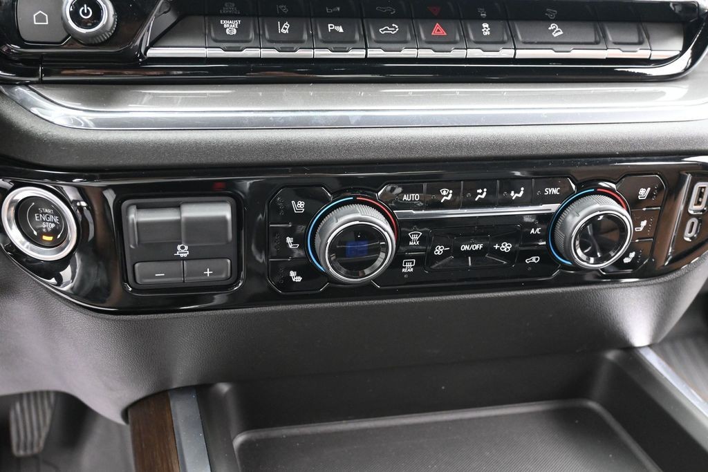 Chevrolet Silverado 3500HD Vehicle Full-screen Gallery Image 12
