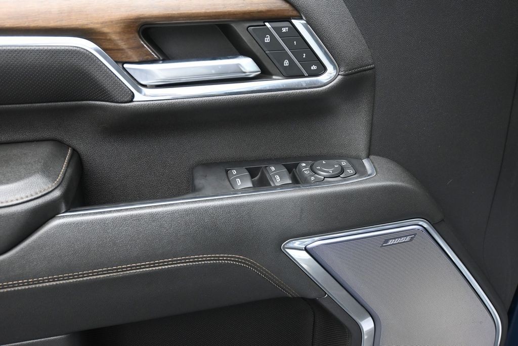 Chevrolet Silverado 3500HD Vehicle Full-screen Gallery Image 13