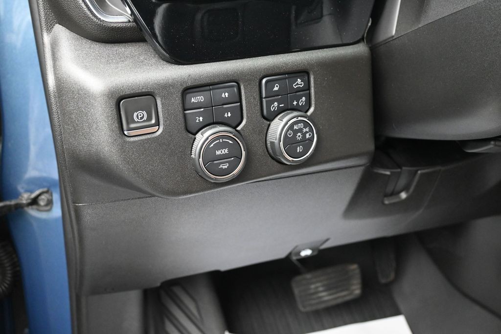 Chevrolet Silverado 3500HD Vehicle Full-screen Gallery Image 14