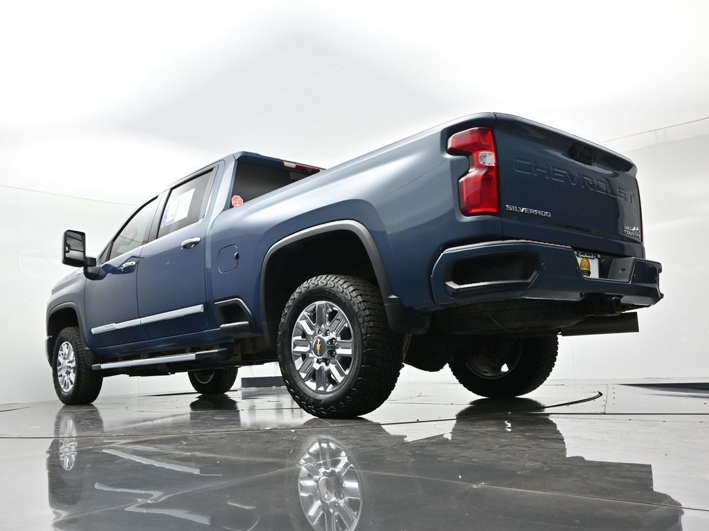 Chevrolet Silverado 3500HD Vehicle Full-screen Gallery Image 19