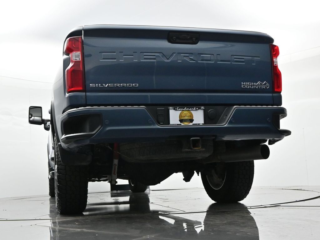 Chevrolet Silverado 3500HD Vehicle Full-screen Gallery Image 20