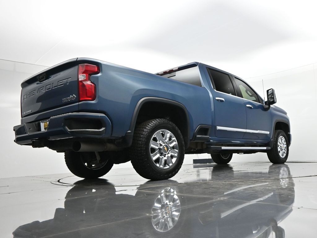 Chevrolet Silverado 3500HD Vehicle Full-screen Gallery Image 21