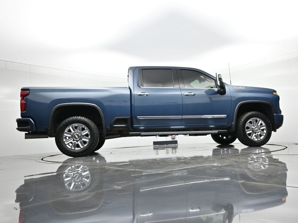 Chevrolet Silverado 3500HD Vehicle Full-screen Gallery Image 22