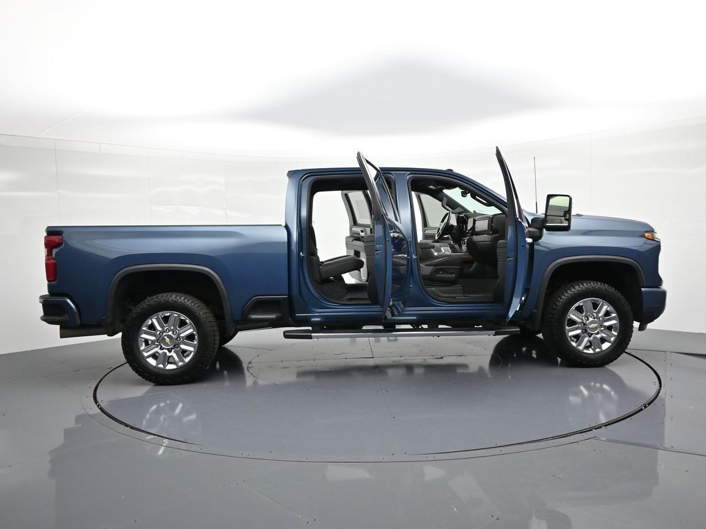 Chevrolet Silverado 3500HD Vehicle Full-screen Gallery Image 23