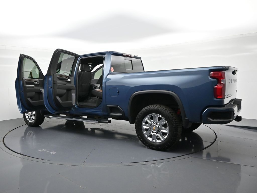 Chevrolet Silverado 3500HD Vehicle Full-screen Gallery Image 24