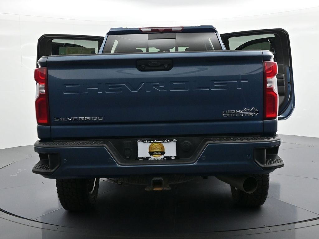 Chevrolet Silverado 3500HD Vehicle Full-screen Gallery Image 26