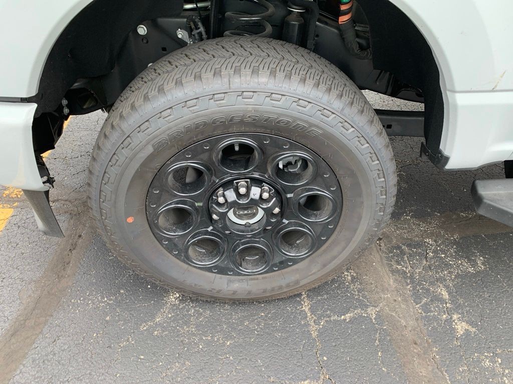 Ford F-250SD Vehicle Full-screen Gallery Image 2