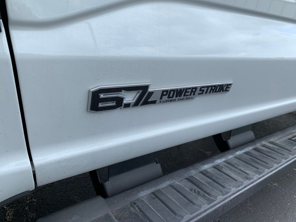 Ford F-250SD Vehicle Full-screen Gallery Image 4
