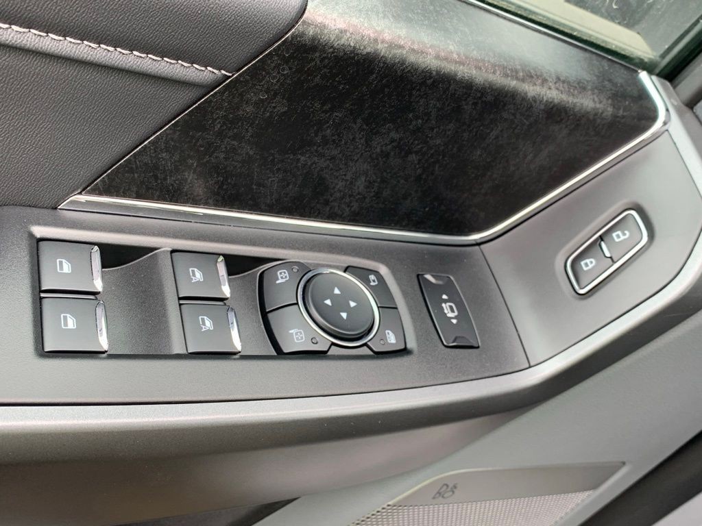 Ford F-250SD Vehicle Full-screen Gallery Image 11