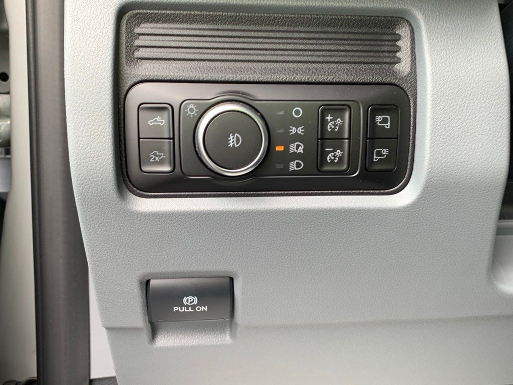 Ford F-250SD Vehicle Full-screen Gallery Image 12