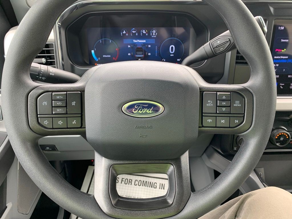Ford F-250SD Vehicle Full-screen Gallery Image 13