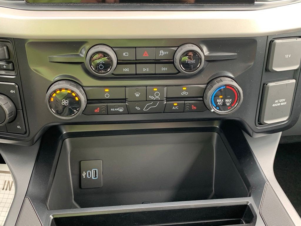 Ford F-250SD Vehicle Full-screen Gallery Image 16