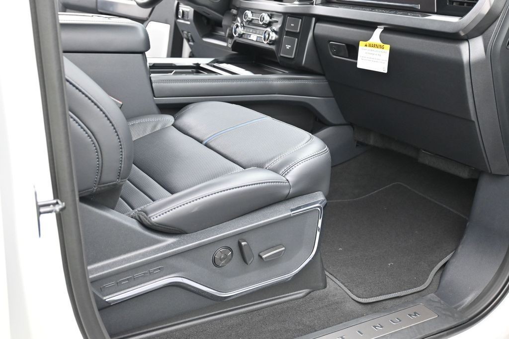 Ford F-250SD Vehicle Full-screen Gallery Image 10