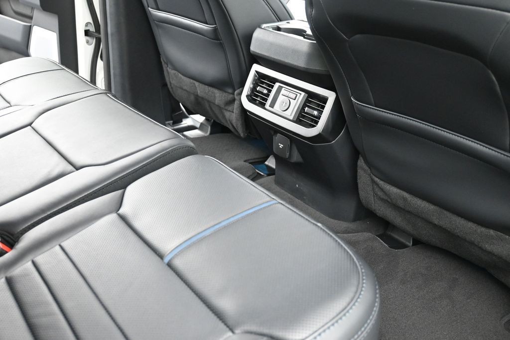 Ford F-250SD Vehicle Full-screen Gallery Image 11