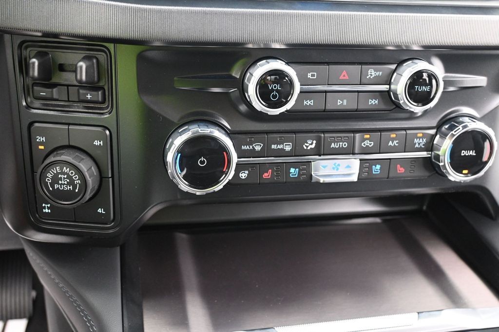 Ford F-250SD Vehicle Full-screen Gallery Image 13