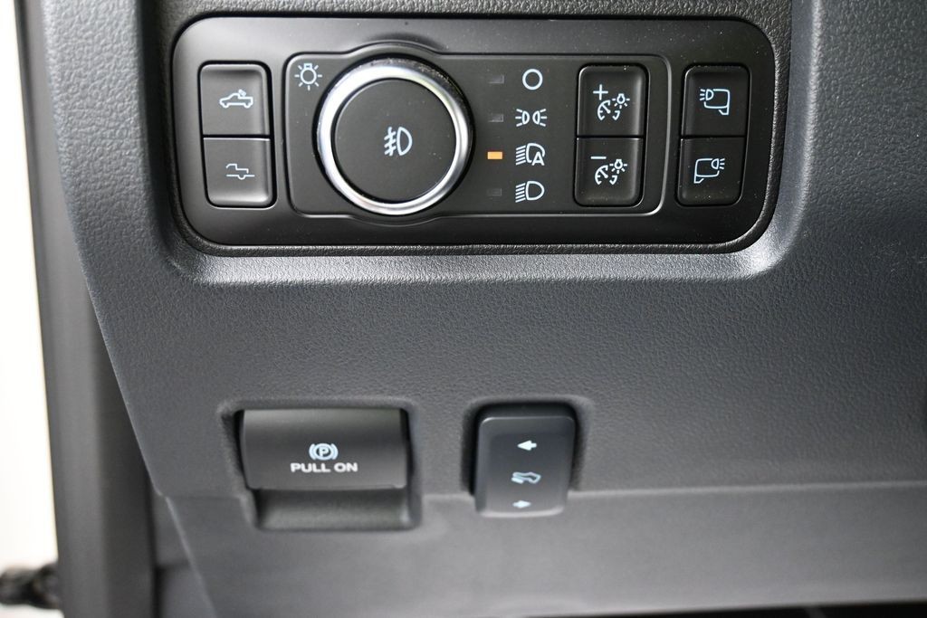 Ford F-250SD Vehicle Full-screen Gallery Image 15