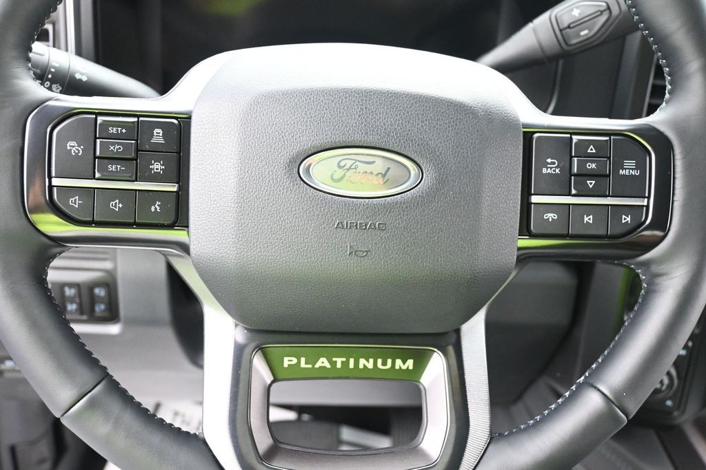 Ford F-250SD Vehicle Full-screen Gallery Image 16