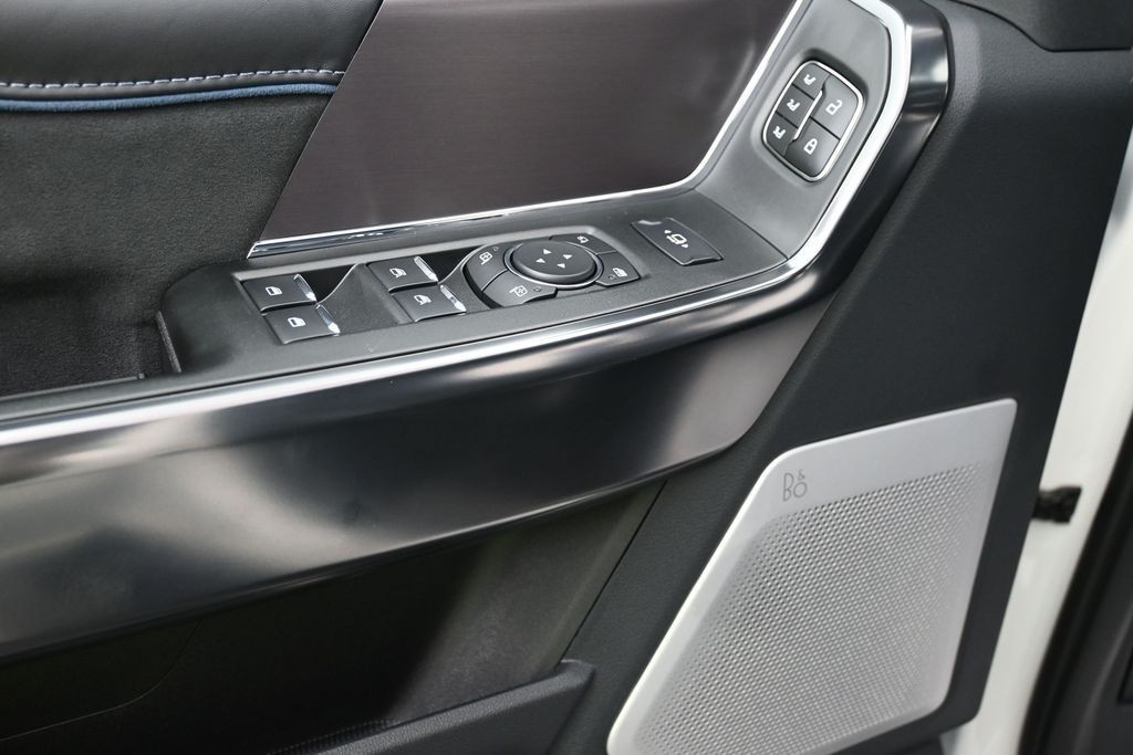 Ford F-250SD Vehicle Full-screen Gallery Image 18