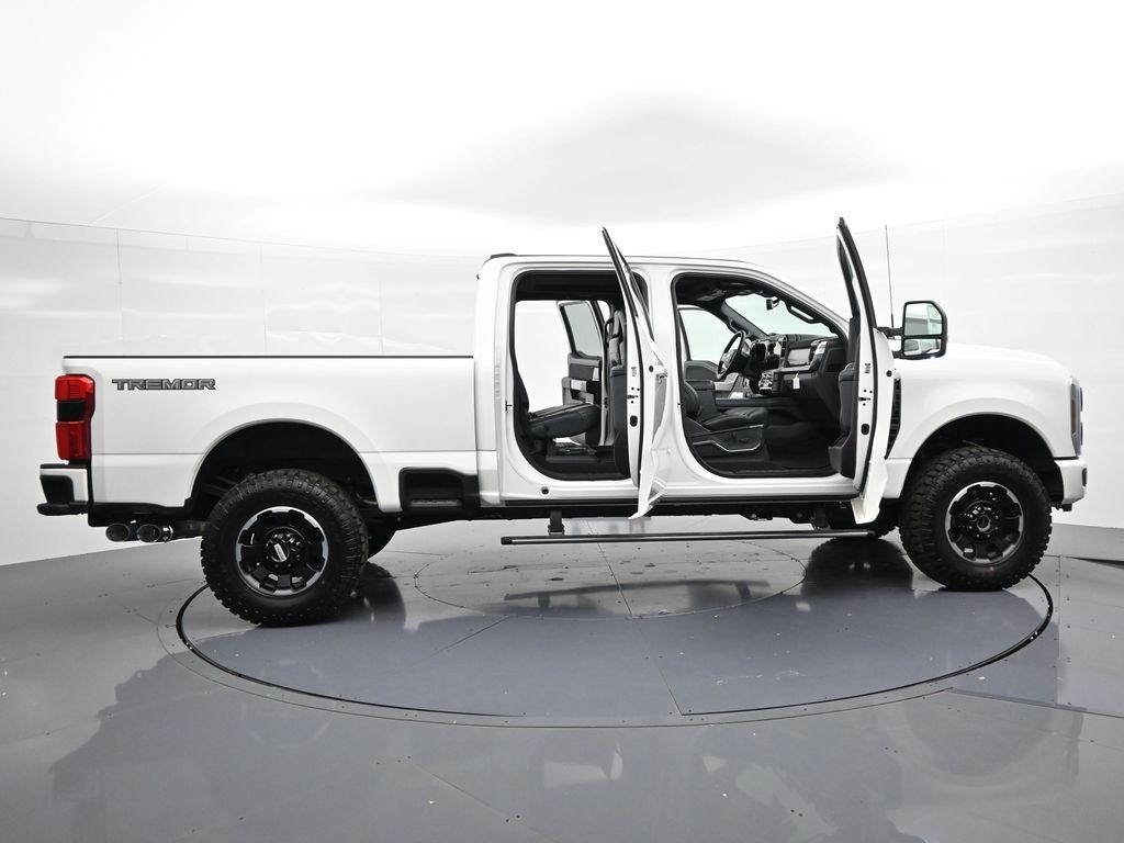 Ford F-250SD Vehicle Full-screen Gallery Image 27