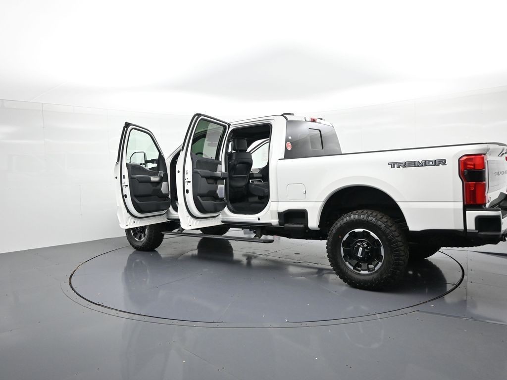 Ford F-250SD Vehicle Full-screen Gallery Image 28