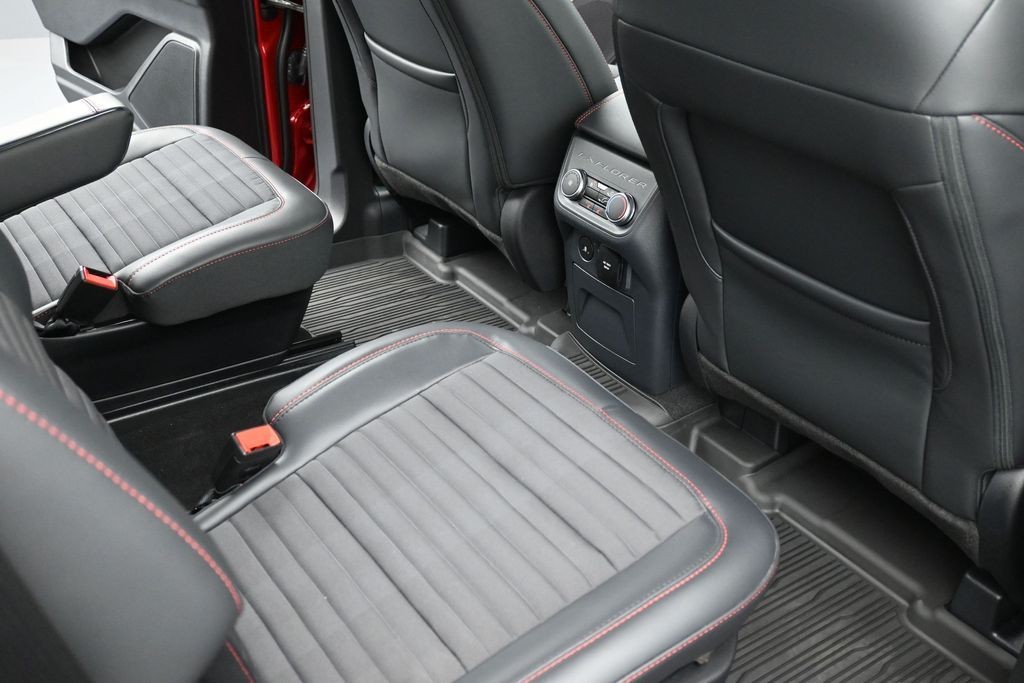 Ford Explorer Vehicle Full-screen Gallery Image 10