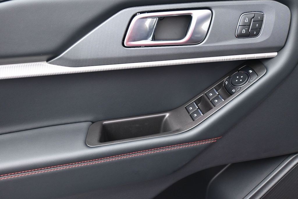 Ford Explorer Vehicle Full-screen Gallery Image 11