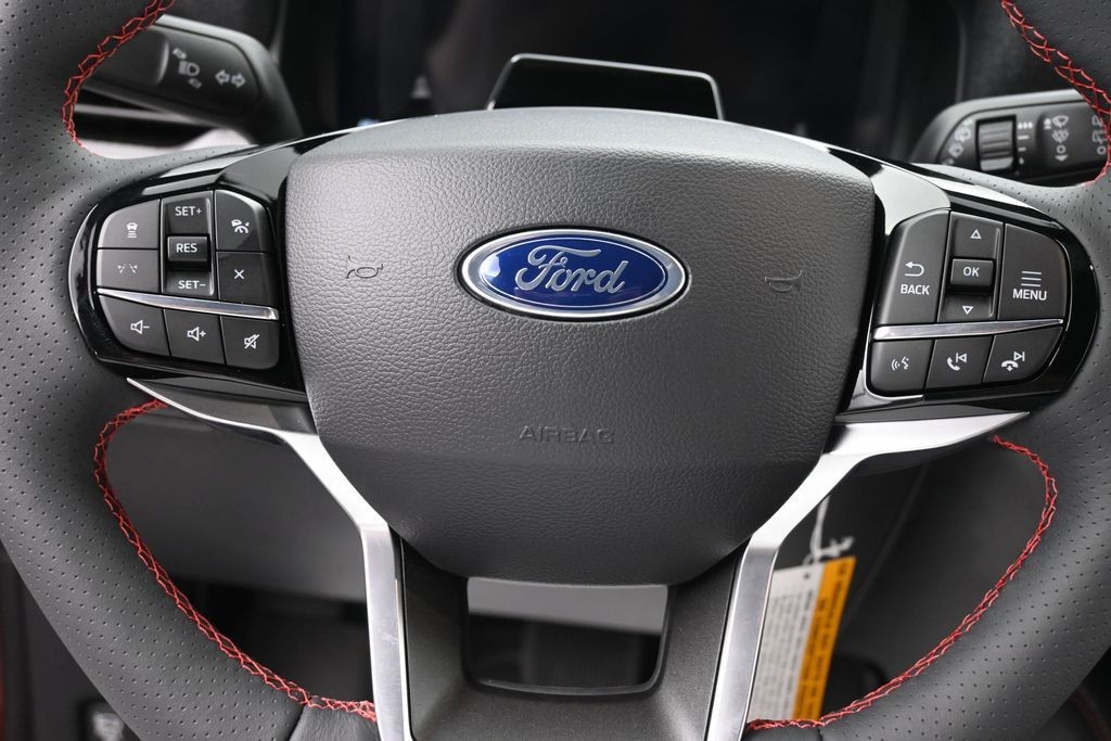 Ford Explorer Vehicle Full-screen Gallery Image 16
