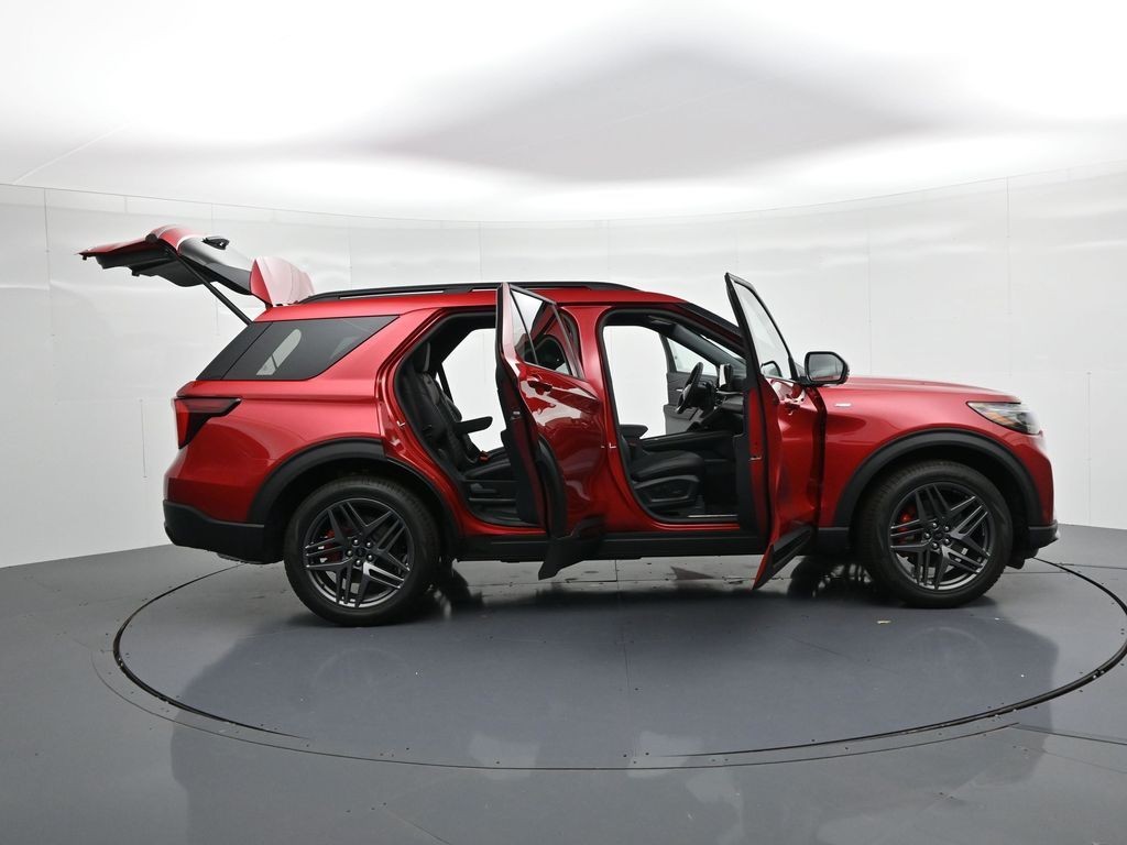 Ford Explorer Vehicle Full-screen Gallery Image 26