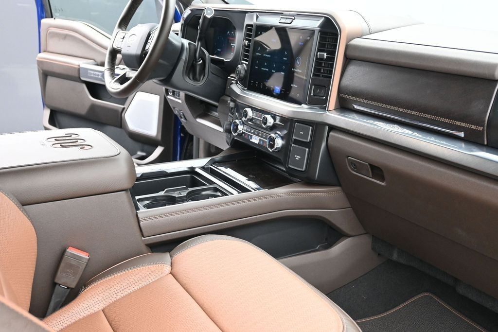 Ford F-250SD Vehicle Full-screen Gallery Image 10