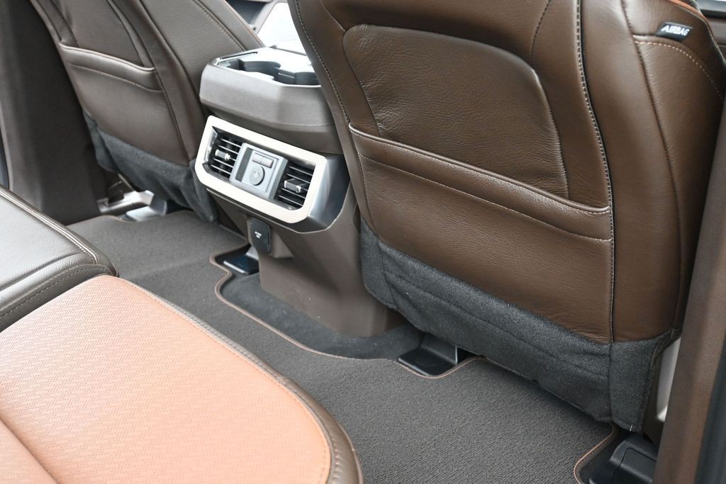 Ford F-250SD Vehicle Full-screen Gallery Image 11