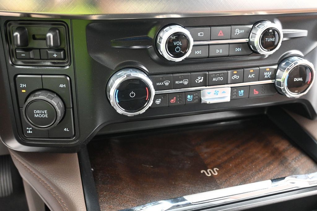 Ford F-250SD Vehicle Full-screen Gallery Image 14