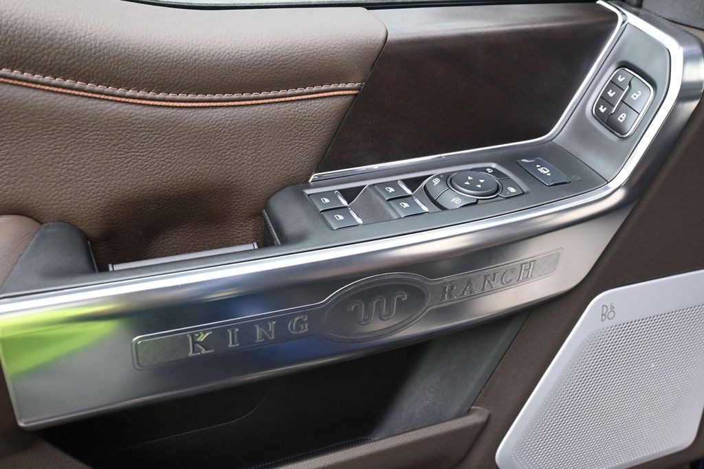 Ford F-250SD Vehicle Full-screen Gallery Image 16