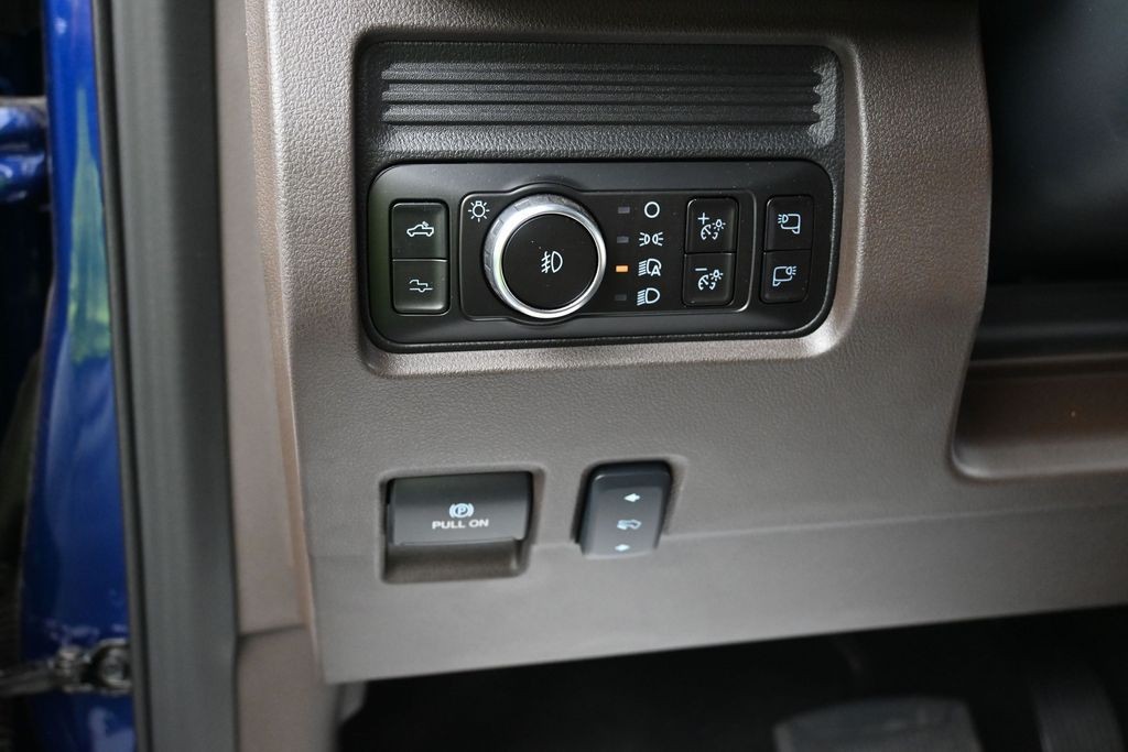 Ford F-250SD Vehicle Full-screen Gallery Image 17