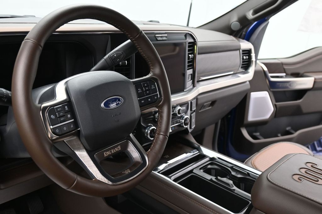 Ford F-250SD Vehicle Full-screen Gallery Image 18