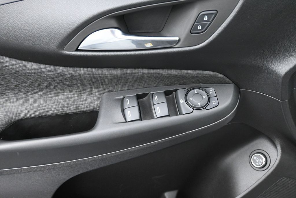 Buick Envista Vehicle Full-screen Gallery Image 12