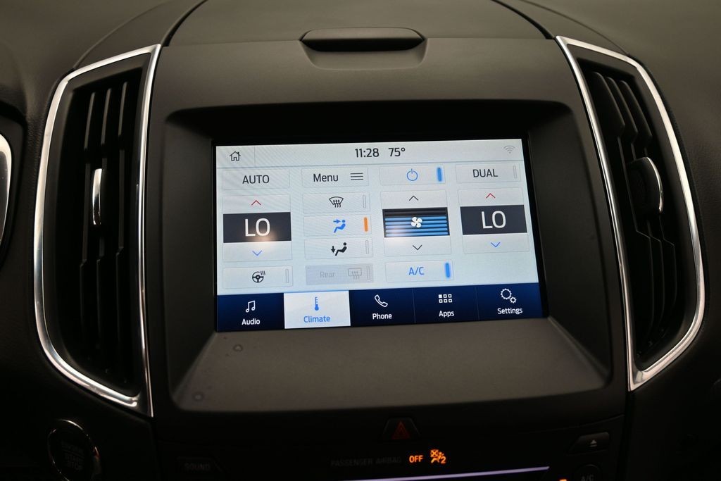 Ford Edge Vehicle Full-screen Gallery Image 10