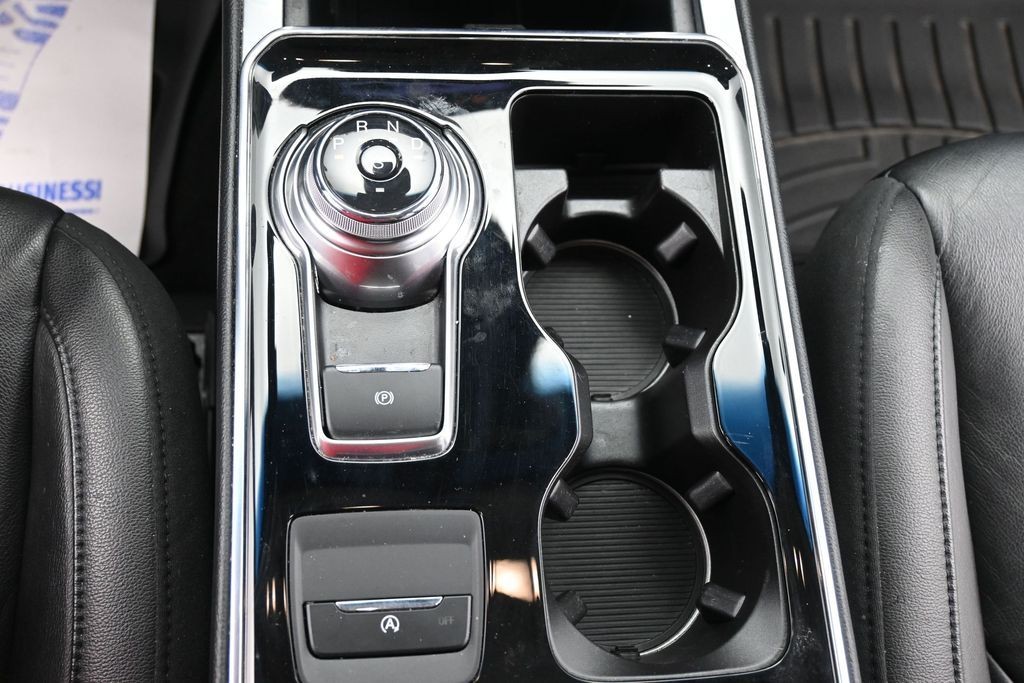 Ford Edge Vehicle Full-screen Gallery Image 12
