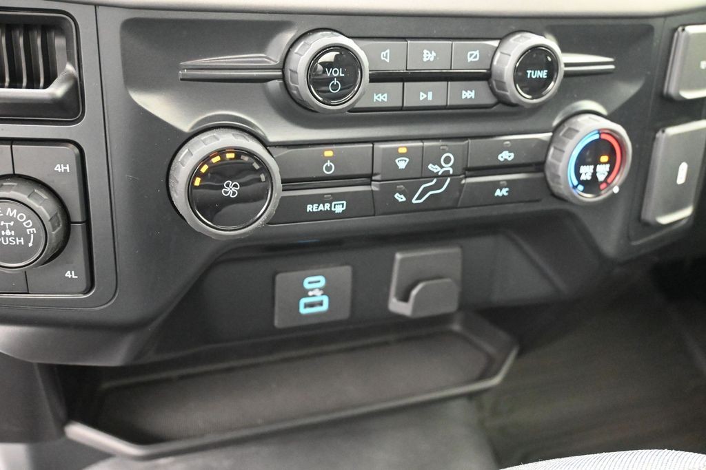 Ford F-150 Vehicle Full-screen Gallery Image 13
