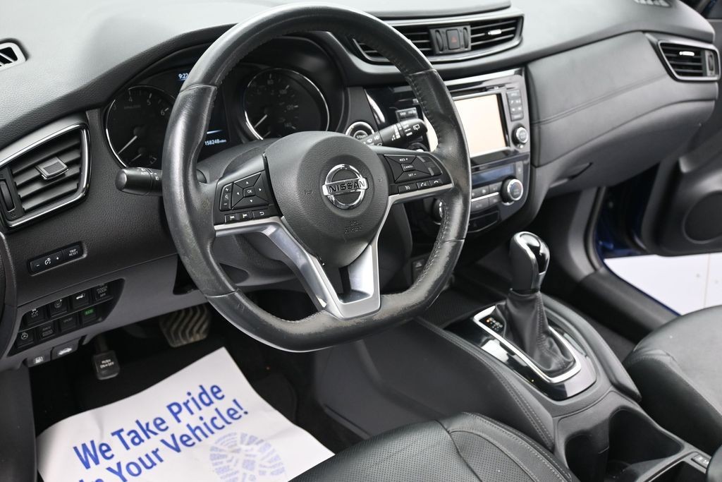 Nissan Rogue Vehicle Full-screen Gallery Image 12