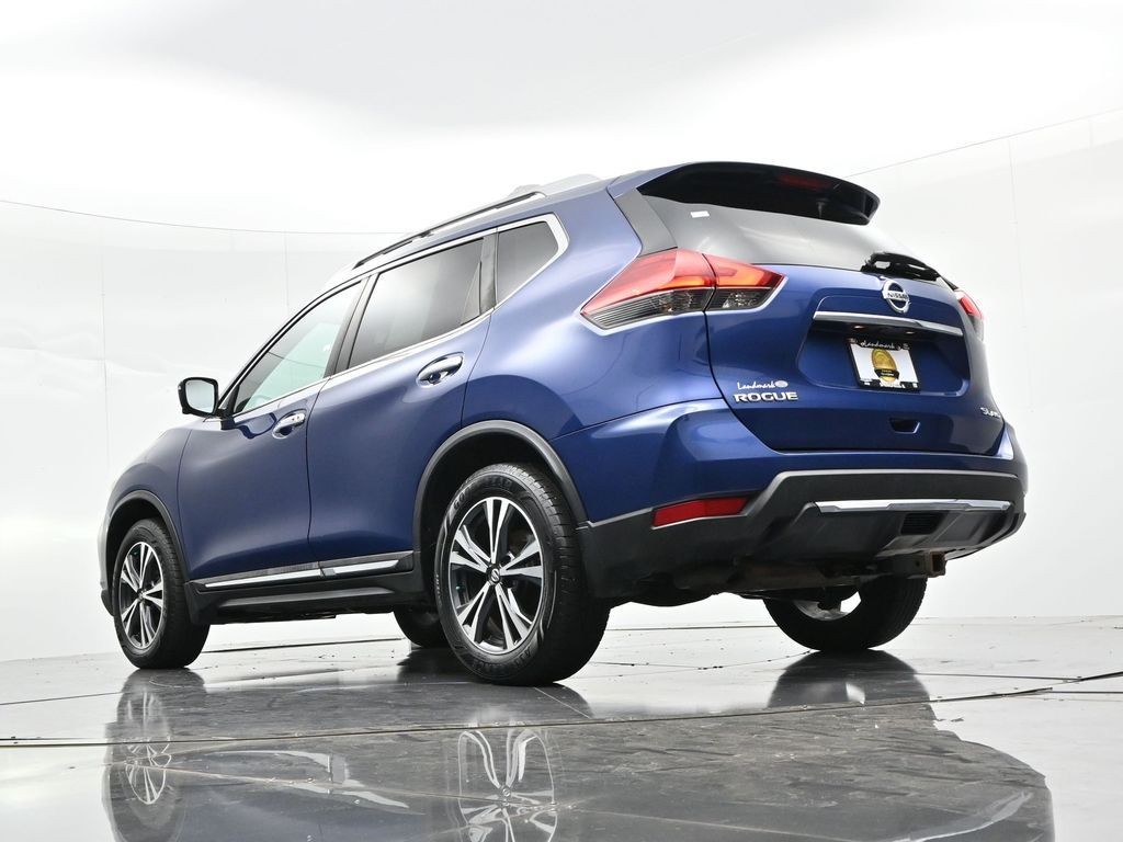 Nissan Rogue Vehicle Full-screen Gallery Image 17