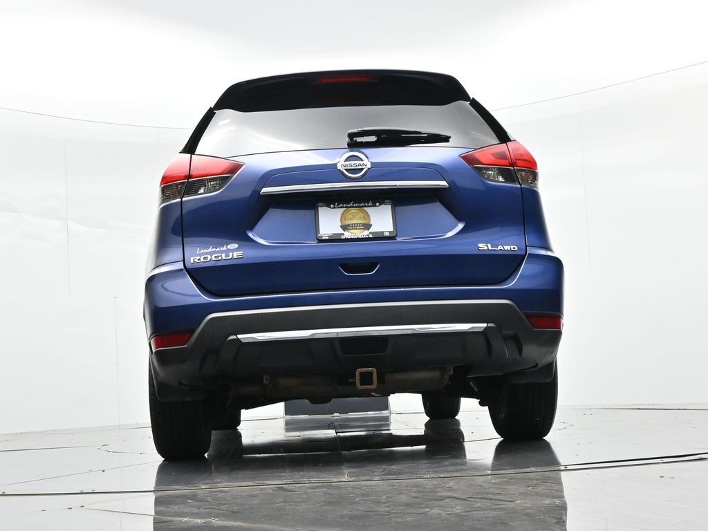 Nissan Rogue Vehicle Full-screen Gallery Image 18