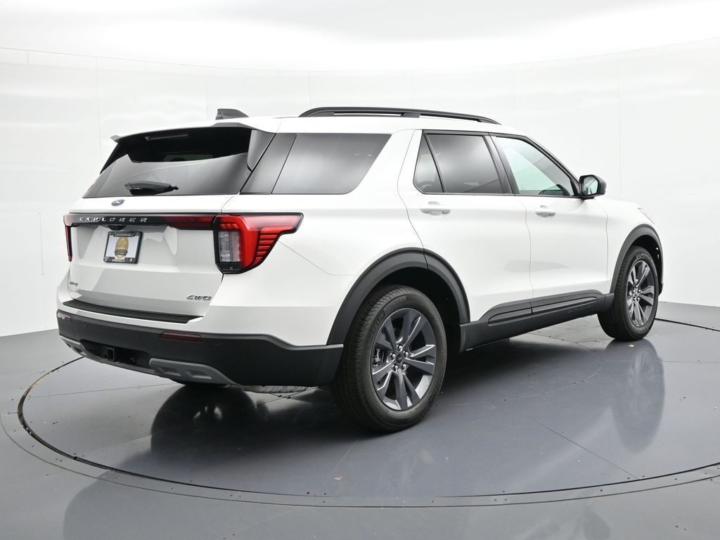 Ford Explorer Vehicle Full-screen Gallery Image 6