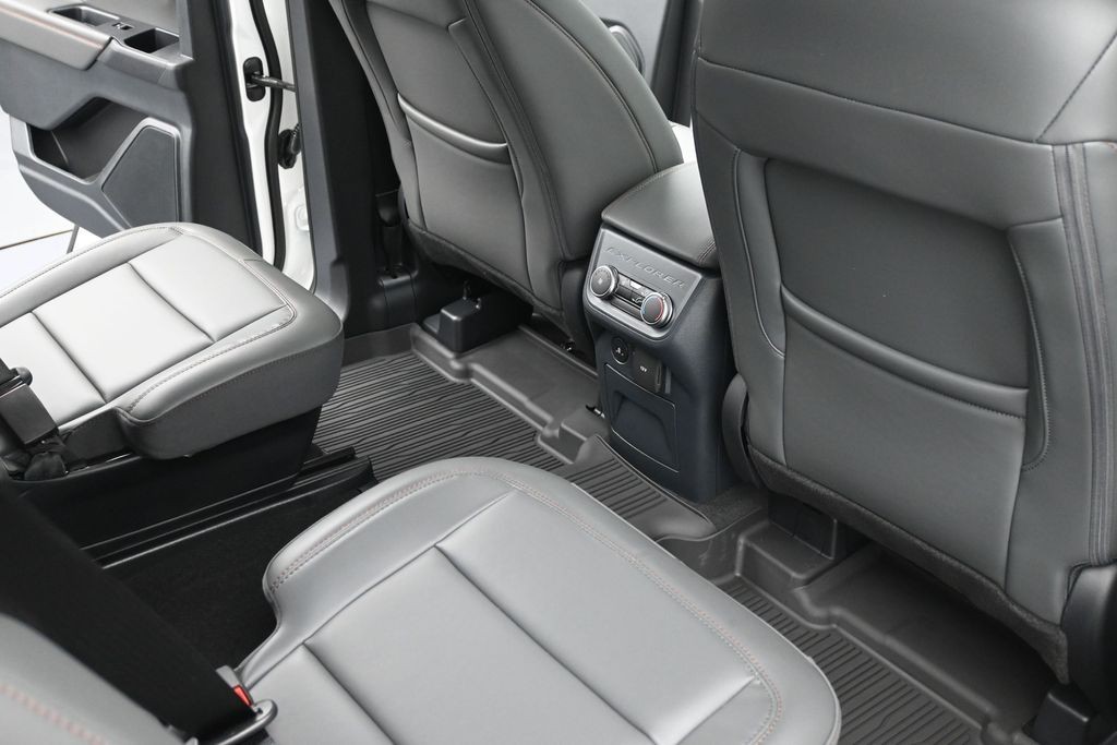 Ford Explorer Vehicle Full-screen Gallery Image 10